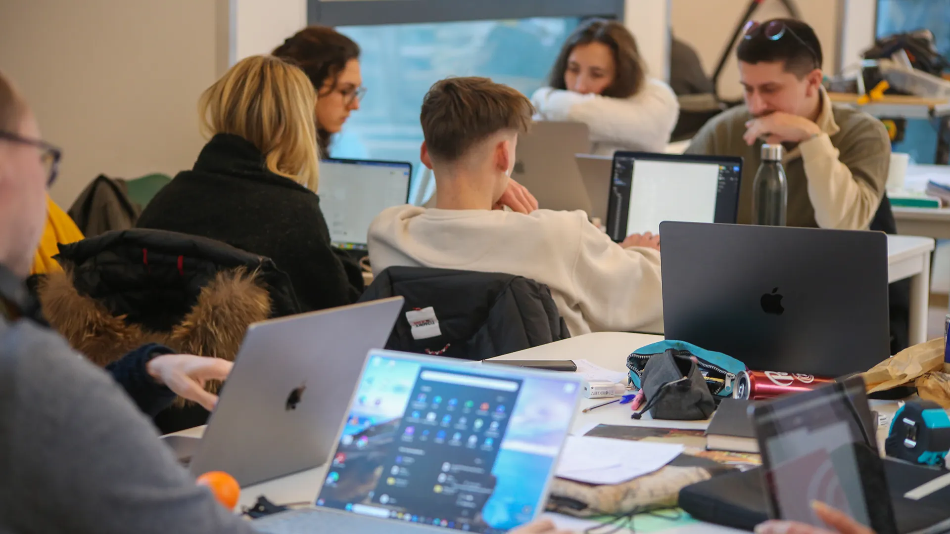 Photographie d'étudiants travaillants sur des ordinateurs